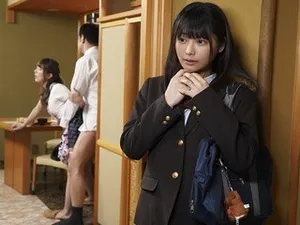 Bé xinh mới lớn cướp người chồng của mẹ