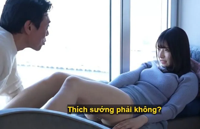 Cuộc chạm trán giữa ông bác lớn tuổi và nữ tài tử trẻ lần đầu ra mắt tại nhà nghỉ sang trọng