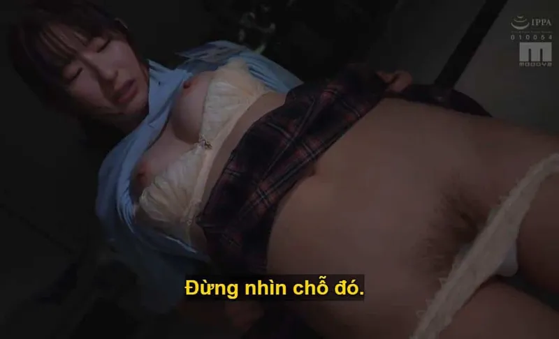 Ông sếp mưu tính quan hệ với cô nhân viên dưới quyền kiêu kỳ lười nhác, suốt ngày chỉ chăm chăm nhắn tin cho người yêu.